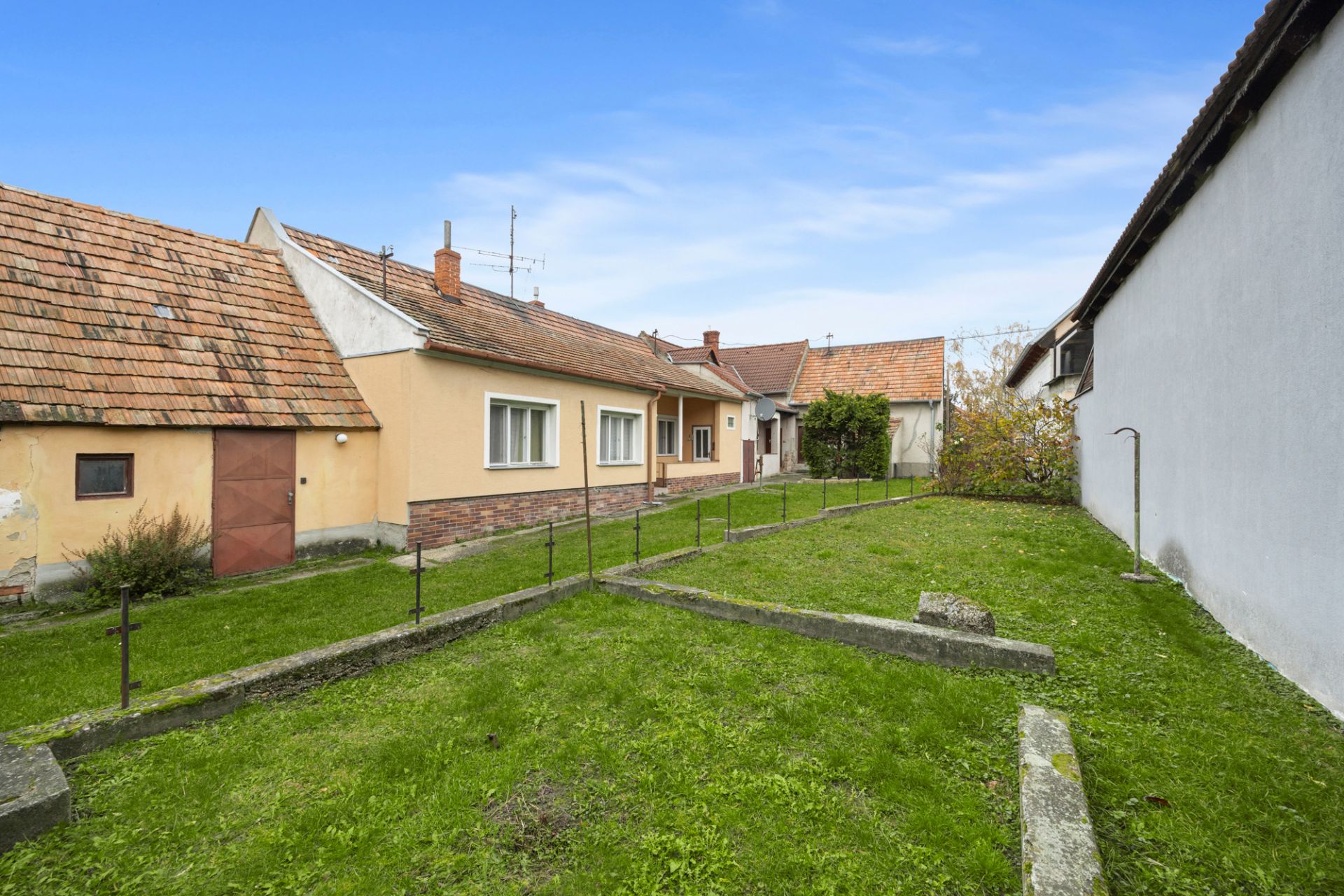 Stavebný pozemok o výmere 2.627 m2 s 3 rodinnými domami