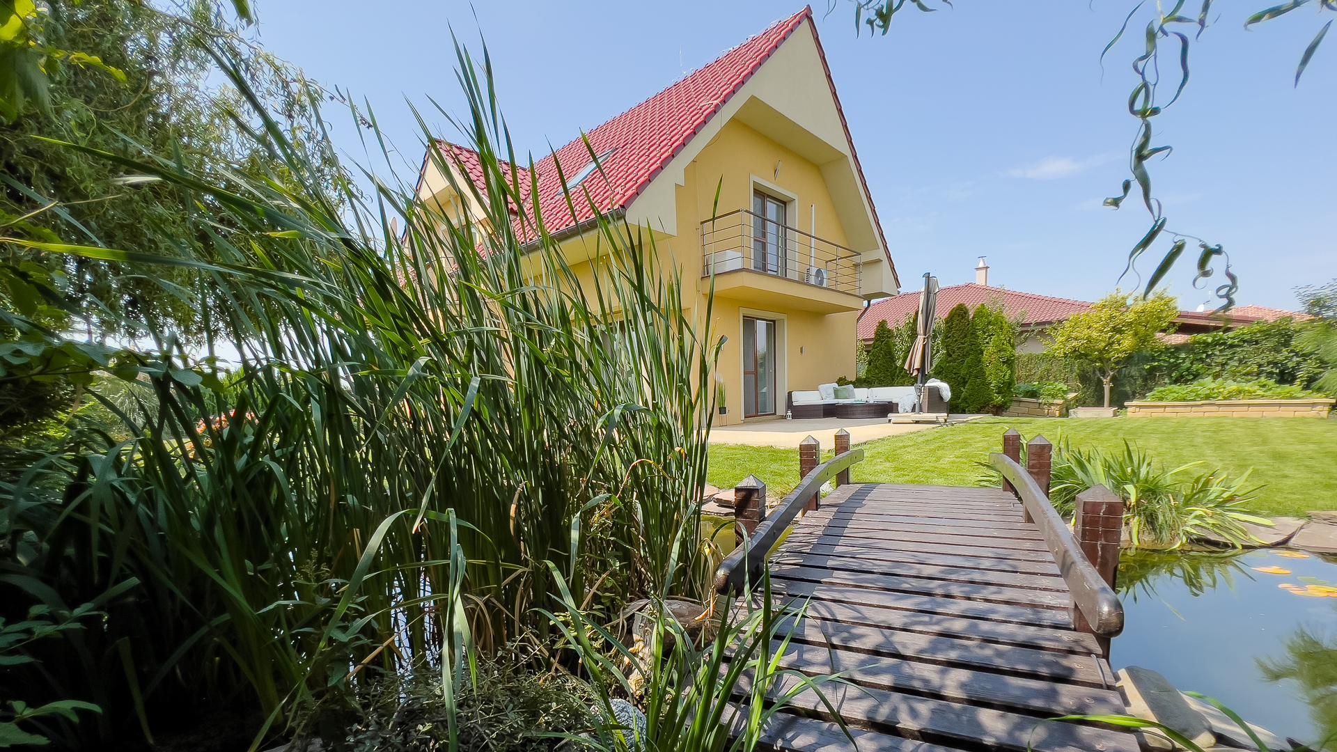 PREDANÉ - 5i RD s jazierkom v obci Kvetoslavov