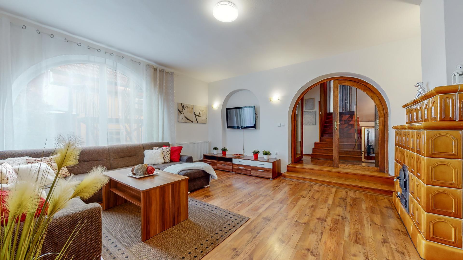 PREDANÉ -  Na predaj dvojgeneračný 6 izbový rodinný dom Veľký Meder s vínnou pivnicou